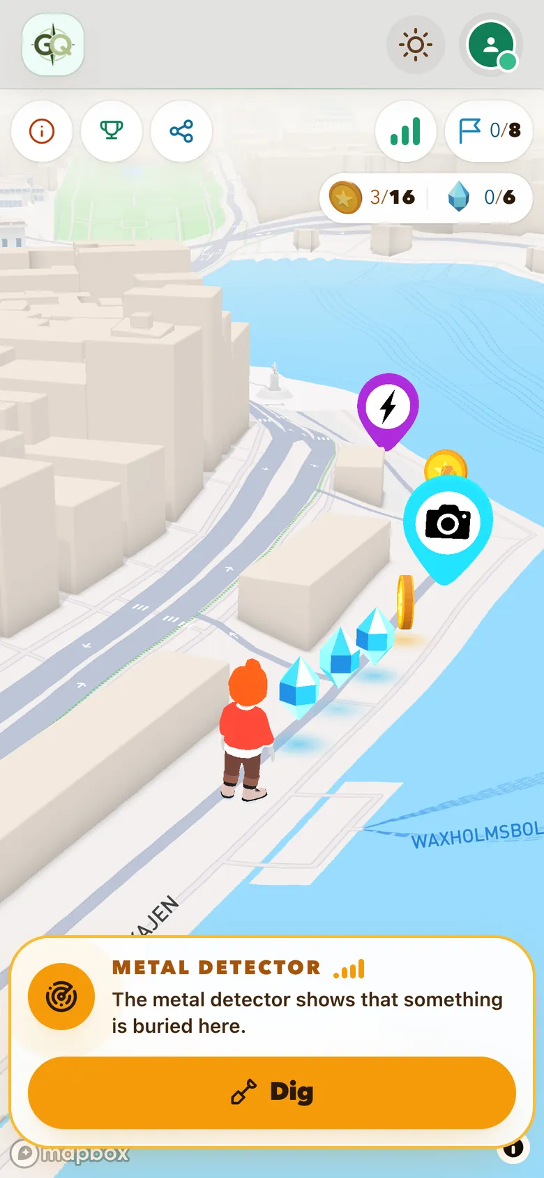 A participant on the Skeppsbron quay in Stockholm's Old Town: the metal detector has found something buried, and crystals and coins float ahead on the way to the next quest.